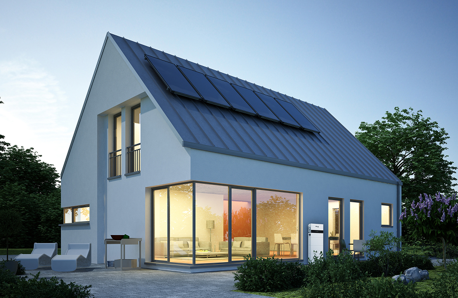 Moderne woning met zonnepanelen en een thuisbatterij aan de gevel