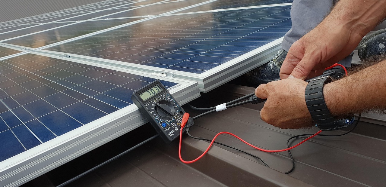 Technische controle van zonnepanelen met een meetinstrument