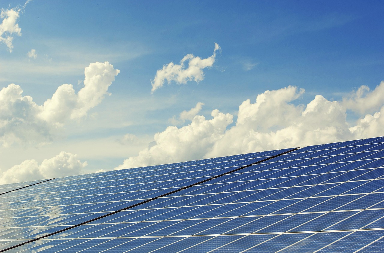 Zonnepanelen tegen een heldere blauwe lucht